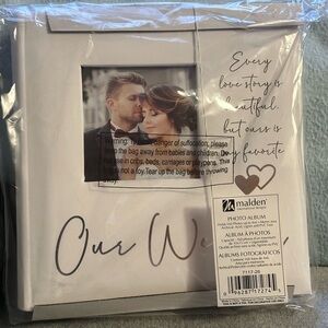 Wedding book for sale. Fits 160 photos that are 4x6. Brand new never used